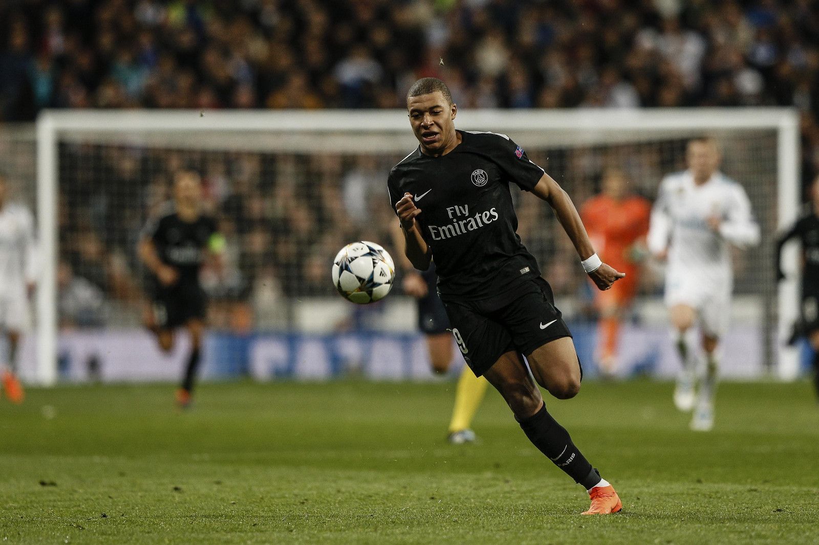 曼联续约卡塞米罗周薪或砍六成，沙特虎视眈眈（曼联拟与卡塞米罗续约，周薪或降六成，沙特球队伺机出手）