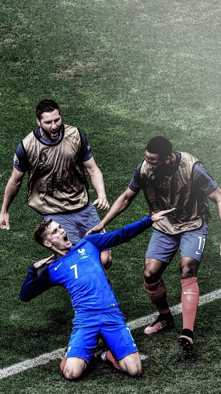 内维尔投资的索尔福德城发布新队徽，下个赛季开始使用（索尔福德城（内维尔投资）发布新队徽，将于下赛季启用）