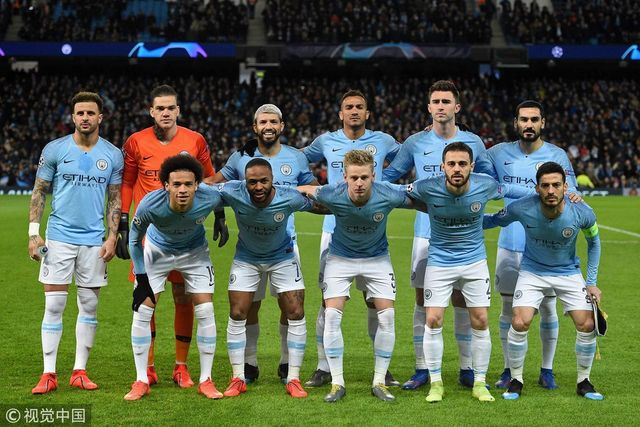 中场核心破门后致敬球迷，感人一幕