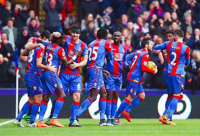 中场核心连续突破防守制造射门机会