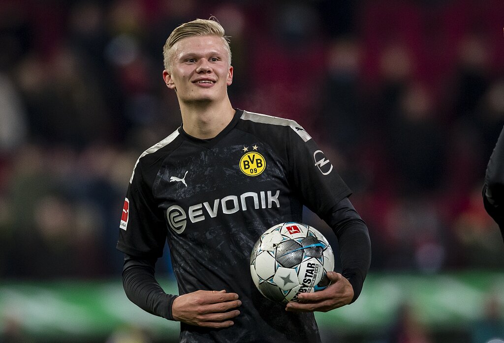 足球国足训练课发生小插曲，球员被逗笑（国足训练课现小趣事，队员忍俊不禁）