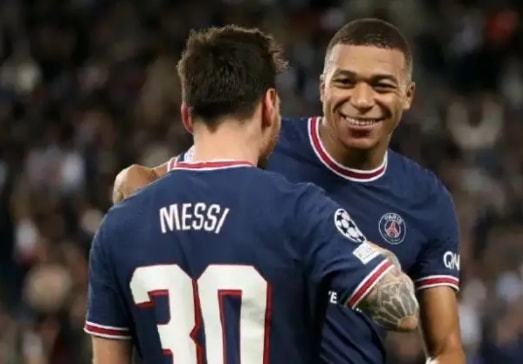 英超联赛第16轮收官战，曼联主场迎战伯恩茅斯，赛前首发出炉。（英超第16轮收官之战：曼联主场迎战伯恩茅斯，赛前首发名单公布）