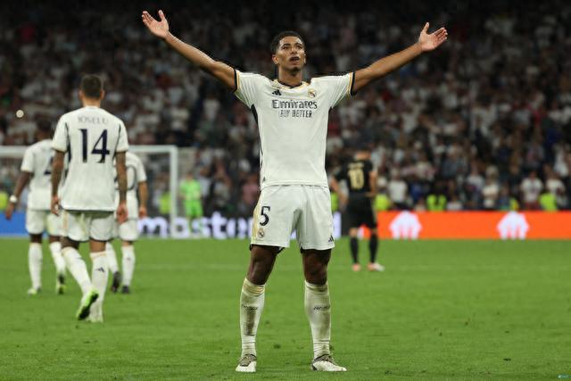 西媒：阿隆索拒绝为维尼提供保护，似在还击后者对他的不敬（西媒：阿隆索拒为维尼出头，被解读为对其不敬的回应）