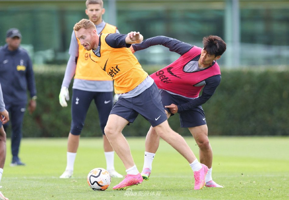 国脚关键进球助球队晋级淘汰赛