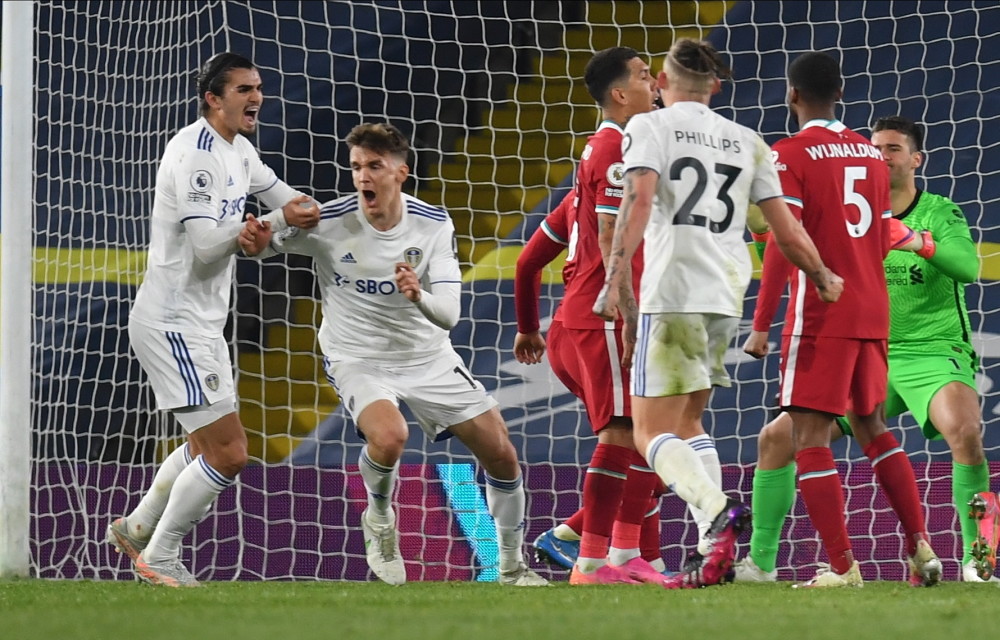 女足英联杯中发生暴力冲突，一名球员抓住对手脖子将其摔倒