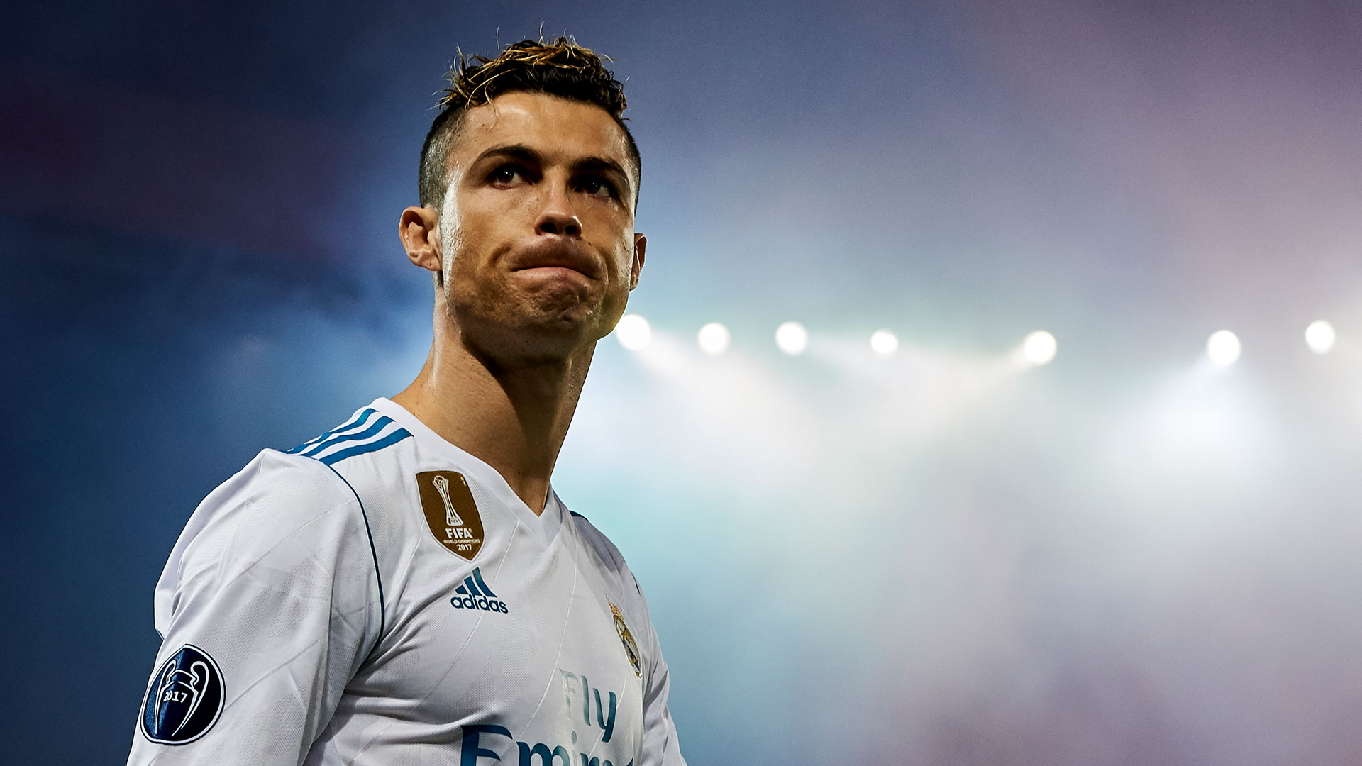 助罗马升至意甲榜首，斯维拉尔达成罗马生涯100场里程碑（斯维拉尔迎罗马第100战，助球队登顶意甲榜首）