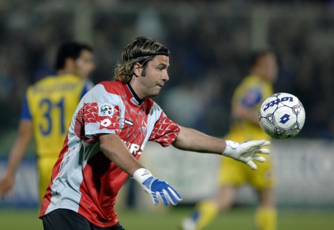 英超-纽卡斯尔联2-1十人伯恩利，吉马良斯角球直接破门，戈登点射建功（英超：纽卡斯尔联2-1力克十人伯恩利，吉马良斯角球直接得分，戈登点球命中）