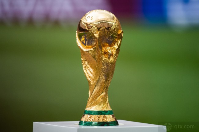 满血回归，此前经历眼部手术的奥利塞在进球后捂住一只眼庆祝（眼部手术后强势归来，奥利塞破门后捂单眼庆祝）